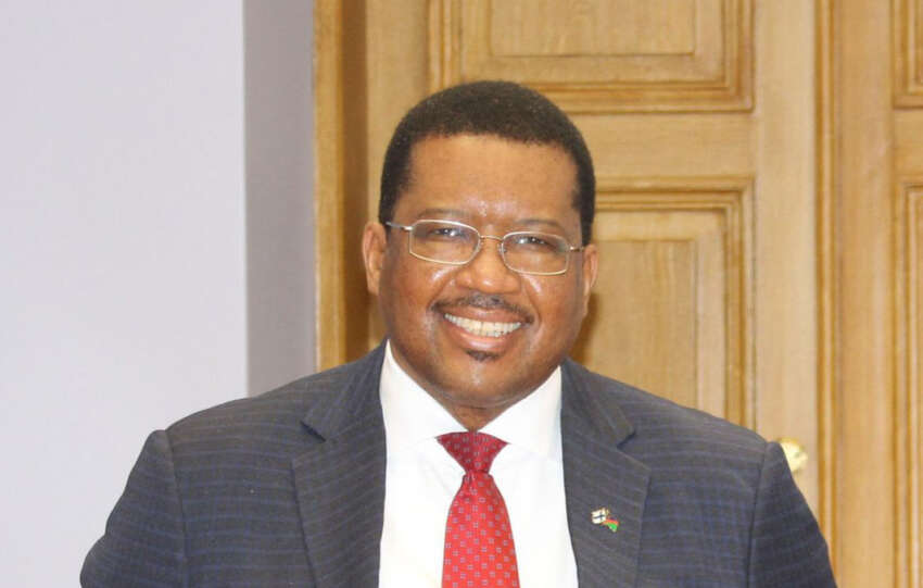 Namībijas vēstnieks Helsinkos Čārlzs B. Džosobs (Charles B. Josob).