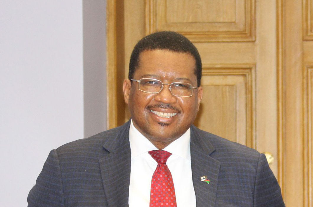 Namībijas vēstnieks Helsinkos Čārlzs B. Džosobs (Charles B. Josob).