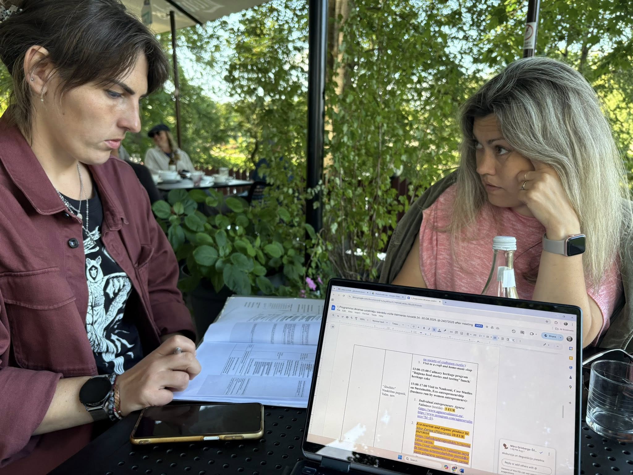 Attēlā: kustības #esiLV projekta "She Rebuilds the World – Ukraine" koordinatore Vineta Hibšmane (no labās) un Valmieras novada pašvaldības galvenā ārējo sakaru organizatore, projektu vadītāja Māra Grīnberga-Šilaua.